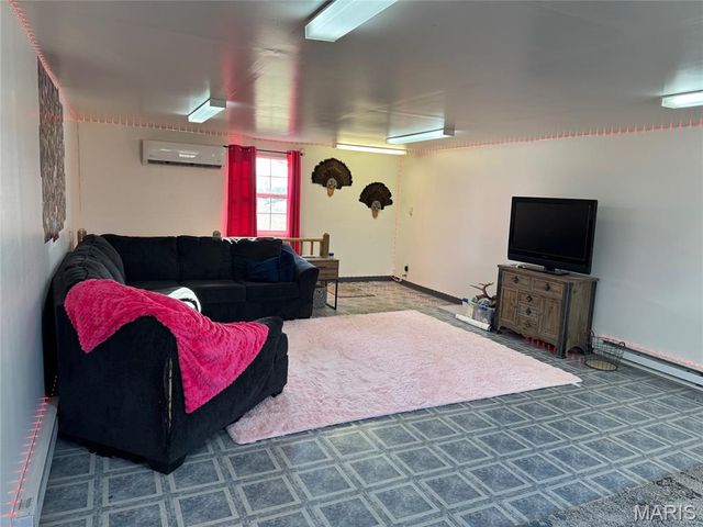 409 W Jefferson Avenue, Patoka, IL 62875