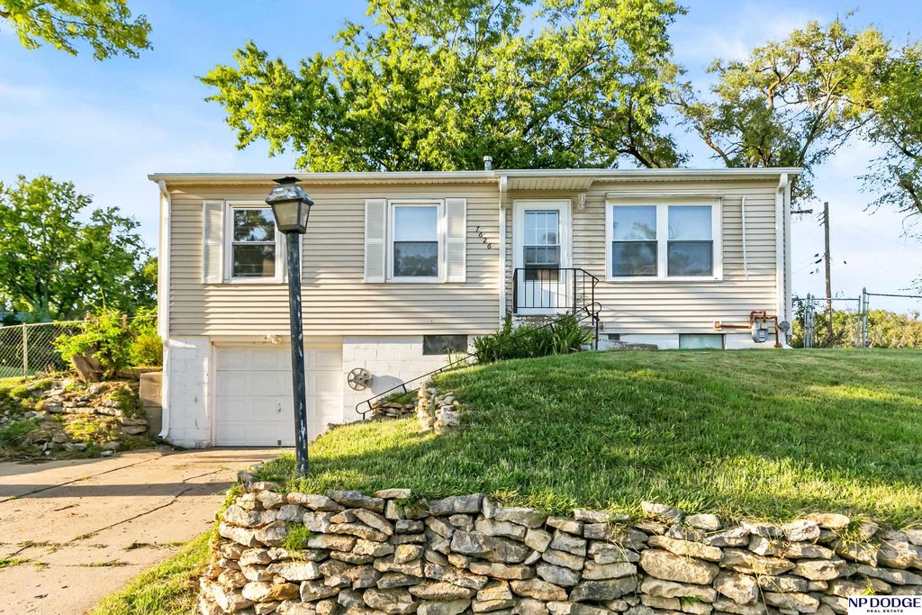 7626 Chandler Hills Drive, Bellevue, NE 68147