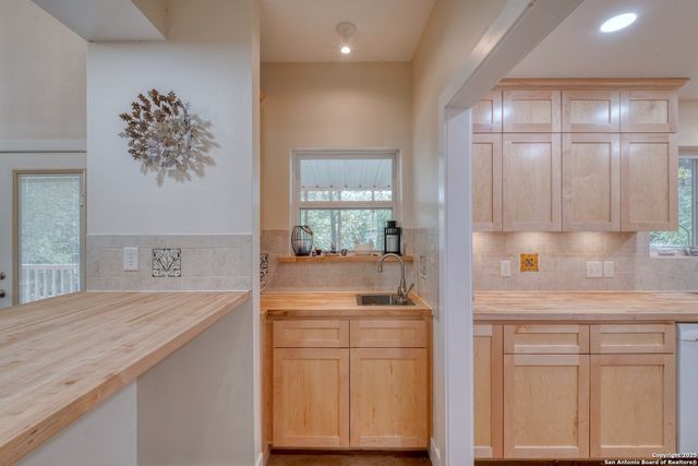 123 Bowie, Luling, TX 78648