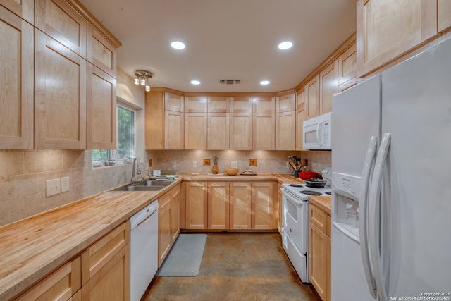 123 Bowie, Luling, TX 78648