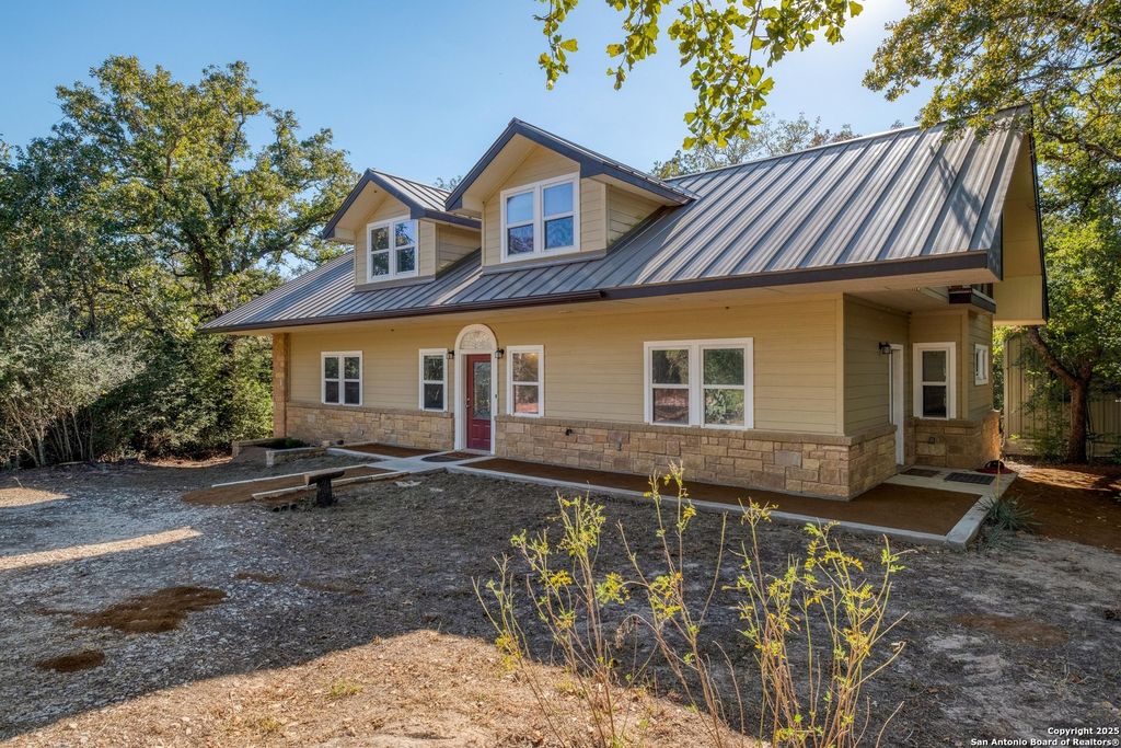 123 Bowie, Luling, TX 78648