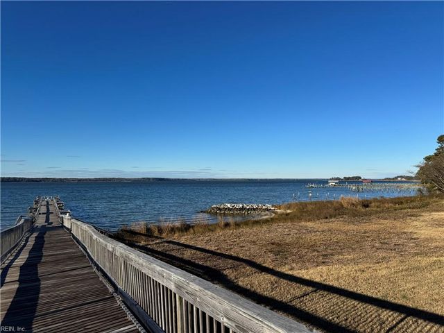 7163 Pattersons View LN, Hayes, VA 23072