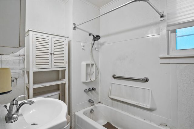 223 Hickory St, Mckees Rocks, PA 15136