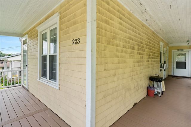 223 Hickory St, Mckees Rocks, PA 15136