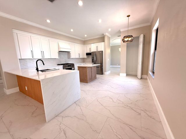 1324 Beacon Circle, Wellington, FL 33414