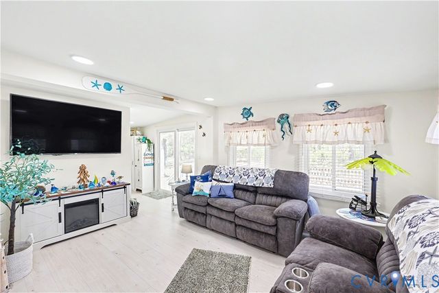 1675 Daniel Ave, North, VA 23128