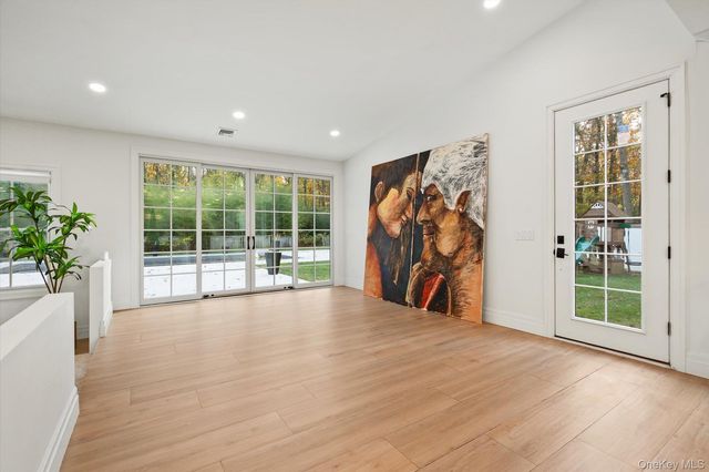 7 Barrington Place, Melville, NY 11747