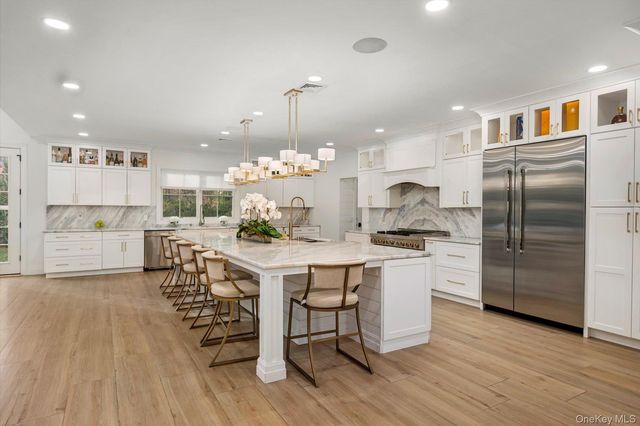 7 Barrington Place, Melville, NY 11747