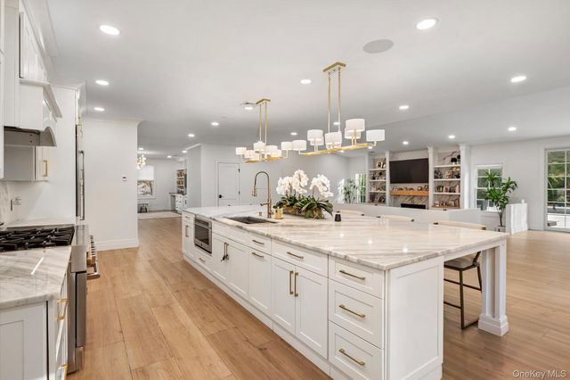 7 Barrington Place, Melville, NY 11747