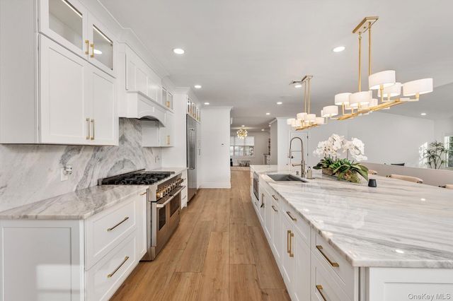 7 Barrington Place, Melville, NY 11747