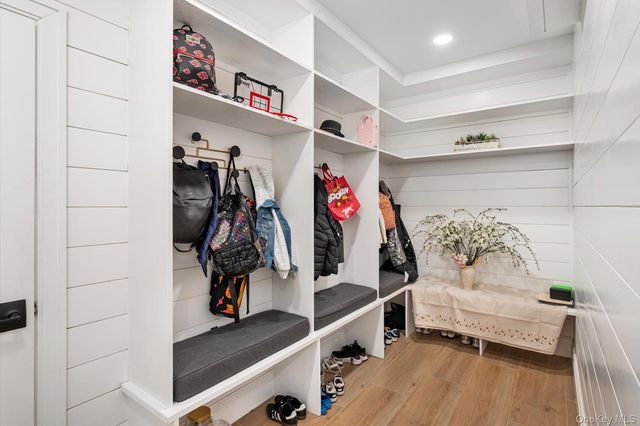 7 Barrington Place, Melville, NY 11747