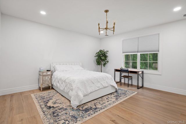 7 Barrington Place, Melville, NY 11747