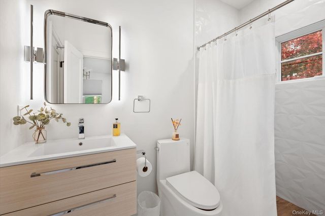 7 Barrington Place, Melville, NY 11747