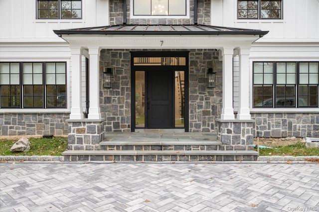 7 Barrington Place, Melville, NY 11747