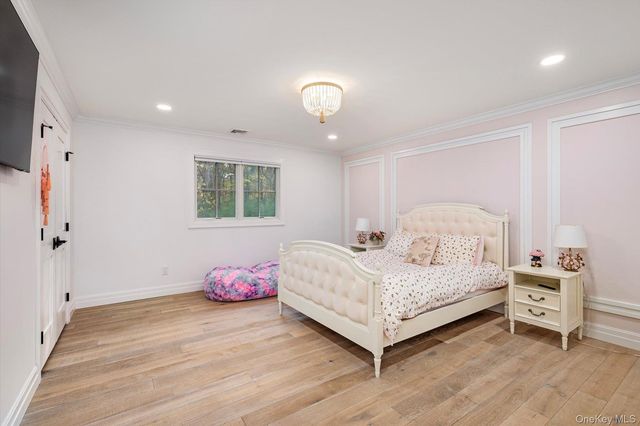 7 Barrington Place, Melville, NY 11747