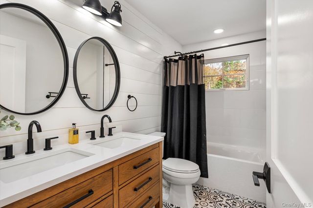 7 Barrington Place, Melville, NY 11747