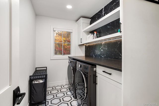 7 Barrington Place, Melville, NY 11747