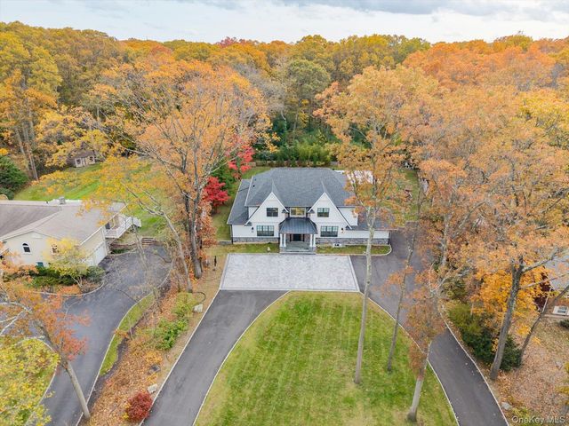 7 Barrington Place, Melville, NY 11747