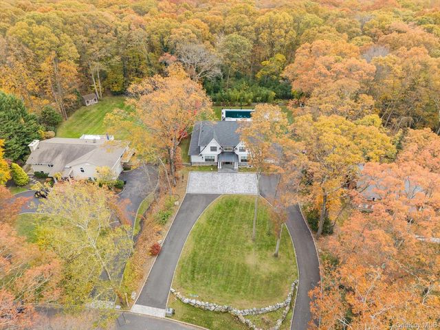 7 Barrington Place, Melville, NY 11747