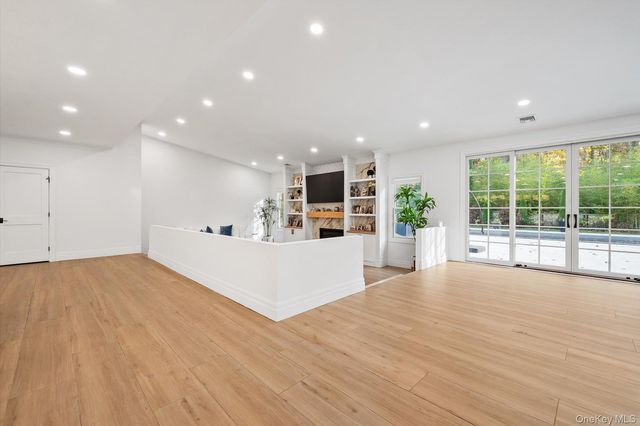 7 Barrington Place, Melville, NY 11747