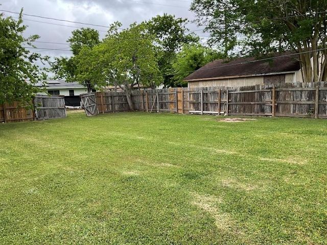 1022 W 8th Street, Freeport, TX 77541