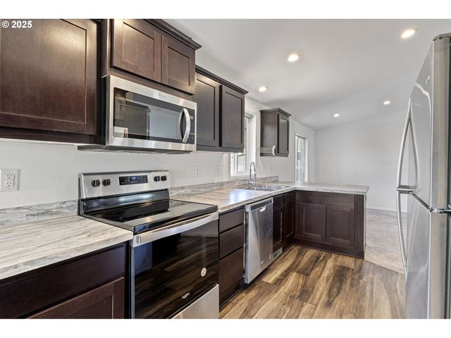 435 SPRUCE St, Yoncalla, OR 97499