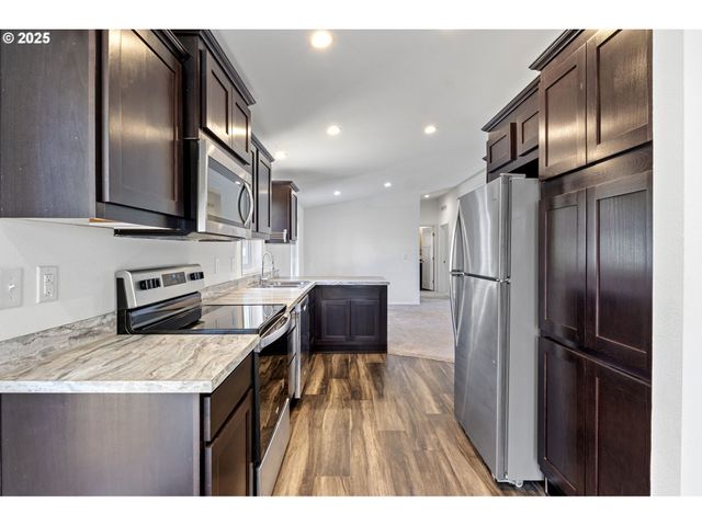 435 SPRUCE St, Yoncalla, OR 97499