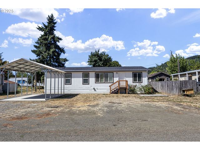 435 SPRUCE St, Yoncalla, OR 97499