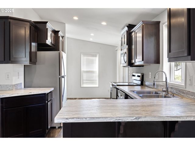 435 SPRUCE St, Yoncalla, OR 97499