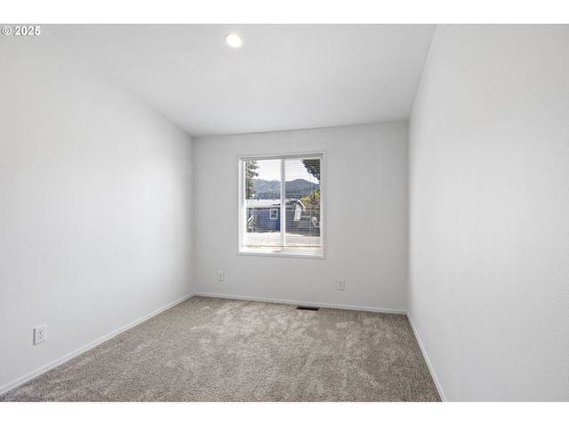 435 SPRUCE St, Yoncalla, OR 97499