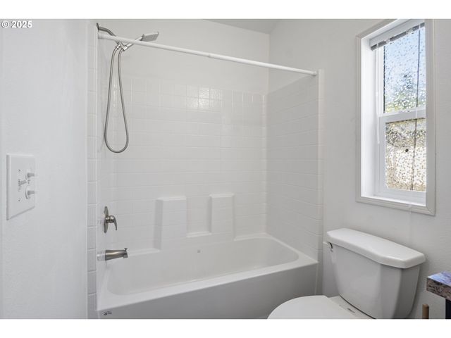 435 SPRUCE St, Yoncalla, OR 97499