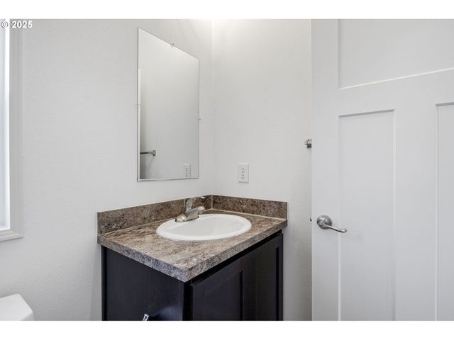 435 SPRUCE St, Yoncalla, OR 97499