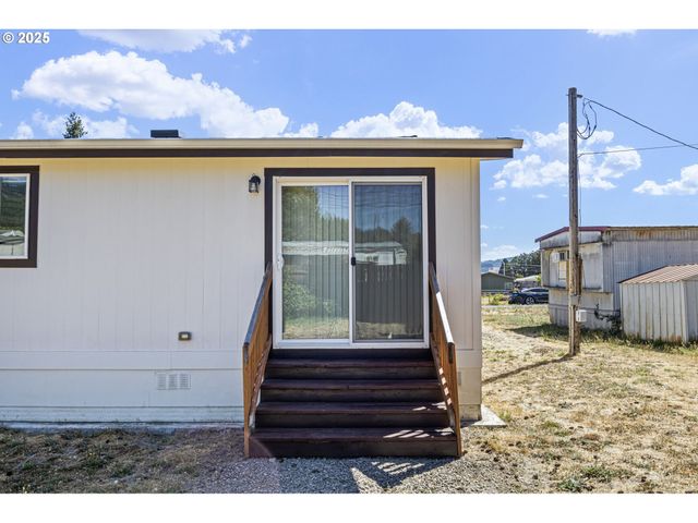 435 SPRUCE St, Yoncalla, OR 97499