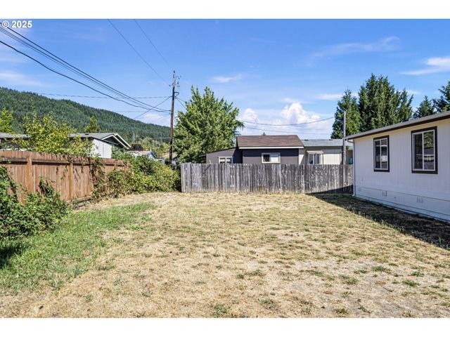 435 SPRUCE St, Yoncalla, OR 97499