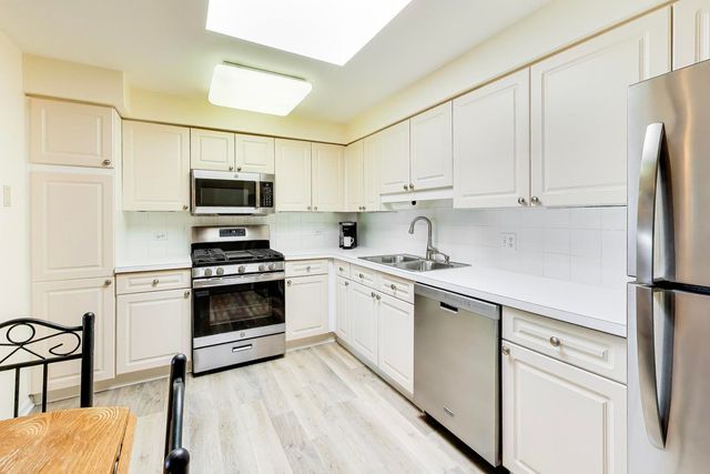 3940 W Bryn Mawr Avenue 501, Chicago, IL 60659