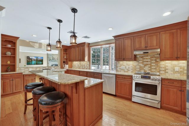 423 Rutledge Drive, Yorktown Heights, NY 10598