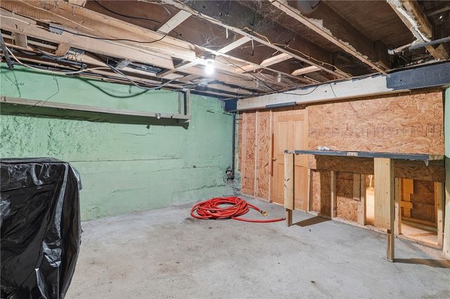 139 Leneake St, Wilkins Twp, PA 15145