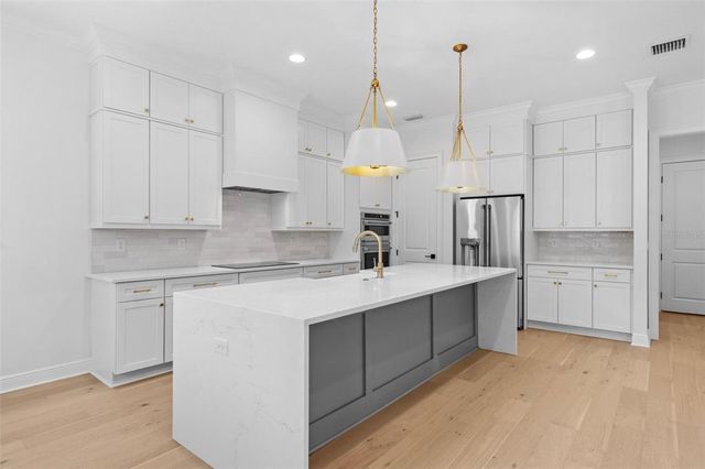 803 W WOODLAWN AVENUE, Tampa, FL 33603