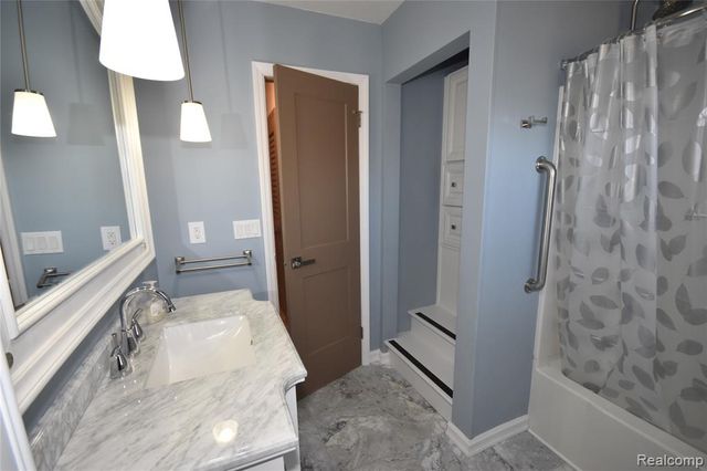 5106 Lakewood Drive, Grand Blanc, MI 48439