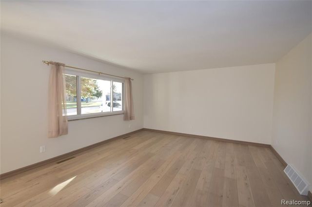 5106 Lakewood Drive, Grand Blanc, MI 48439