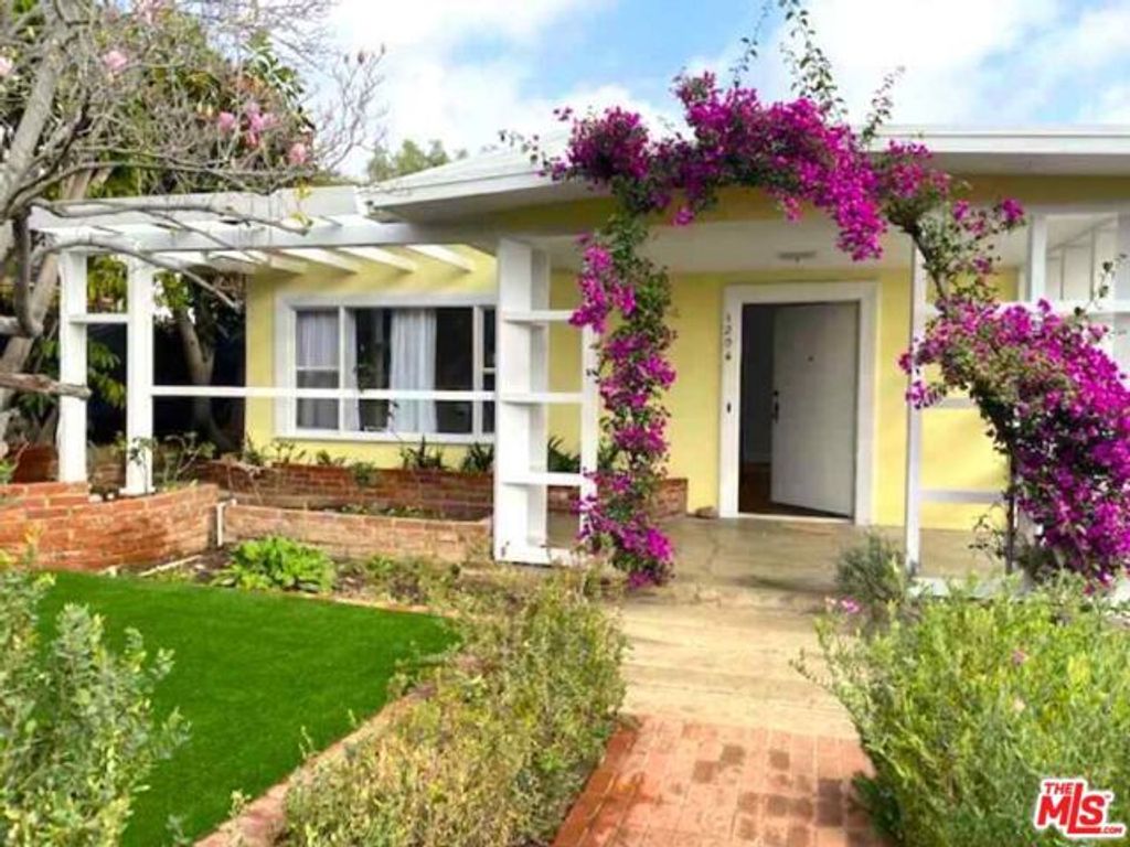 1204 N Hilldale Avenue, Los Angeles, CA 90069