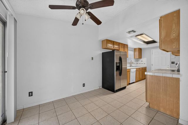 5267 VILLAGE WOOD Dr, Sacramento, CA 95823
