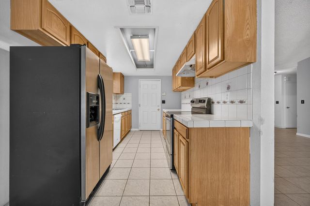 5267 VILLAGE WOOD Dr, Sacramento, CA 95823