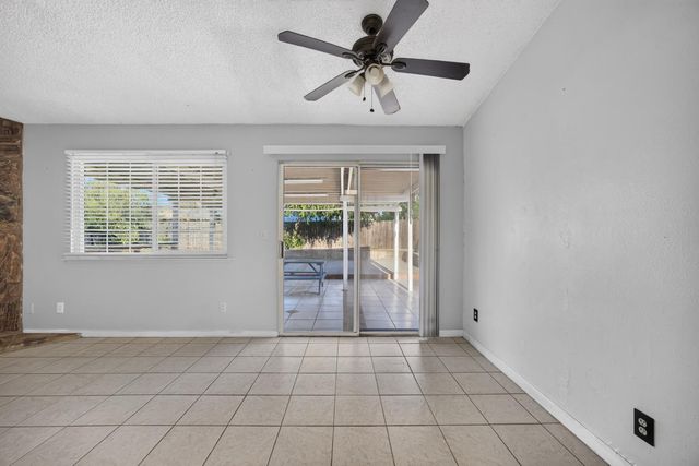 5267 VILLAGE WOOD Dr, Sacramento, CA 95823