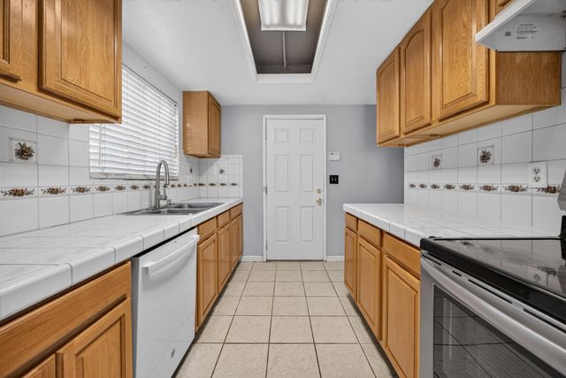 5267 VILLAGE WOOD Dr, Sacramento, CA 95823