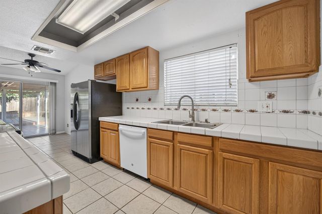 5267 VILLAGE WOOD Dr, Sacramento, CA 95823