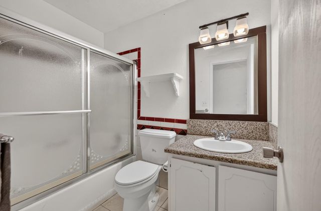 5267 VILLAGE WOOD Dr, Sacramento, CA 95823