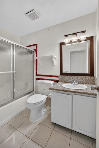 5267 VILLAGE WOOD Dr, Sacramento, CA 95823