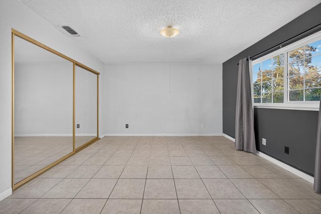 5267 VILLAGE WOOD Dr, Sacramento, CA 95823
