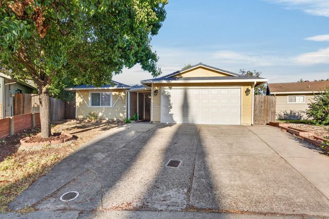 5267 VILLAGE WOOD Dr, Sacramento, CA 95823